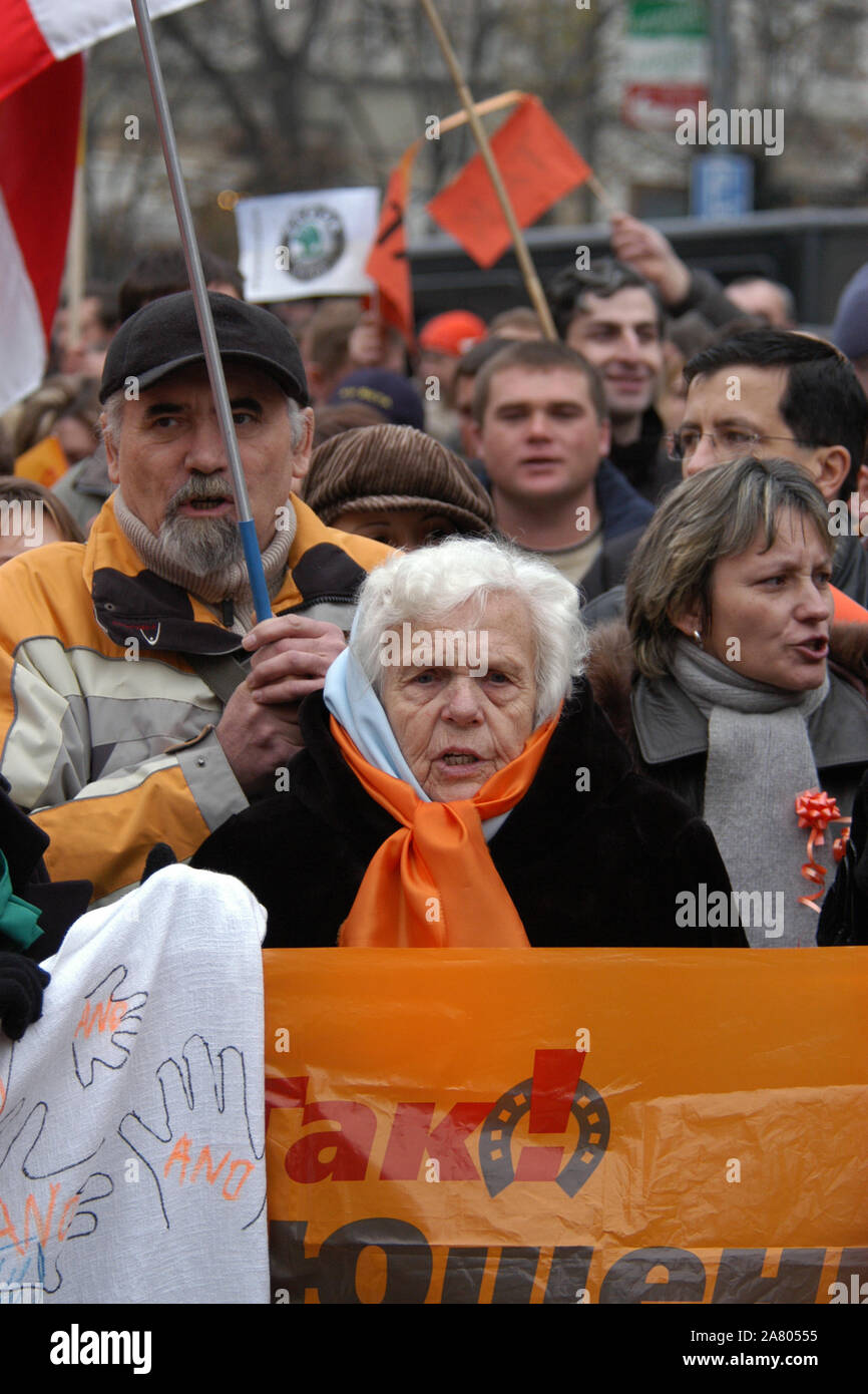 Révolution orange en Ukraine. Femme âgée assiste à la démonstration de migrants ukrainiens en République tchèque pour soutenir le candidat présidentiel de l'opposition ukrainienne Viktor Iouchtchenko à la place Wenceslas de Prague, en République tchèque, le 28 novembre 2004. Banque D'Images