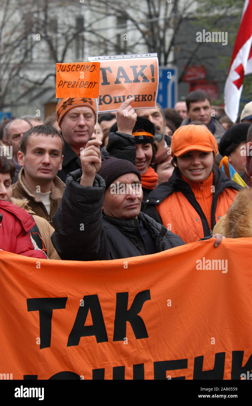 Révolution orange en Ukraine. Les migrants ukrainiens en République tchèque assister à la démonstration à l'appui de l'opposition ukrainienne, Viktor Iouchtchenko, candidat à l'élection présidentielle à la place Wenceslas de Prague, en République tchèque, le 28 novembre 2004. Banque D'Images