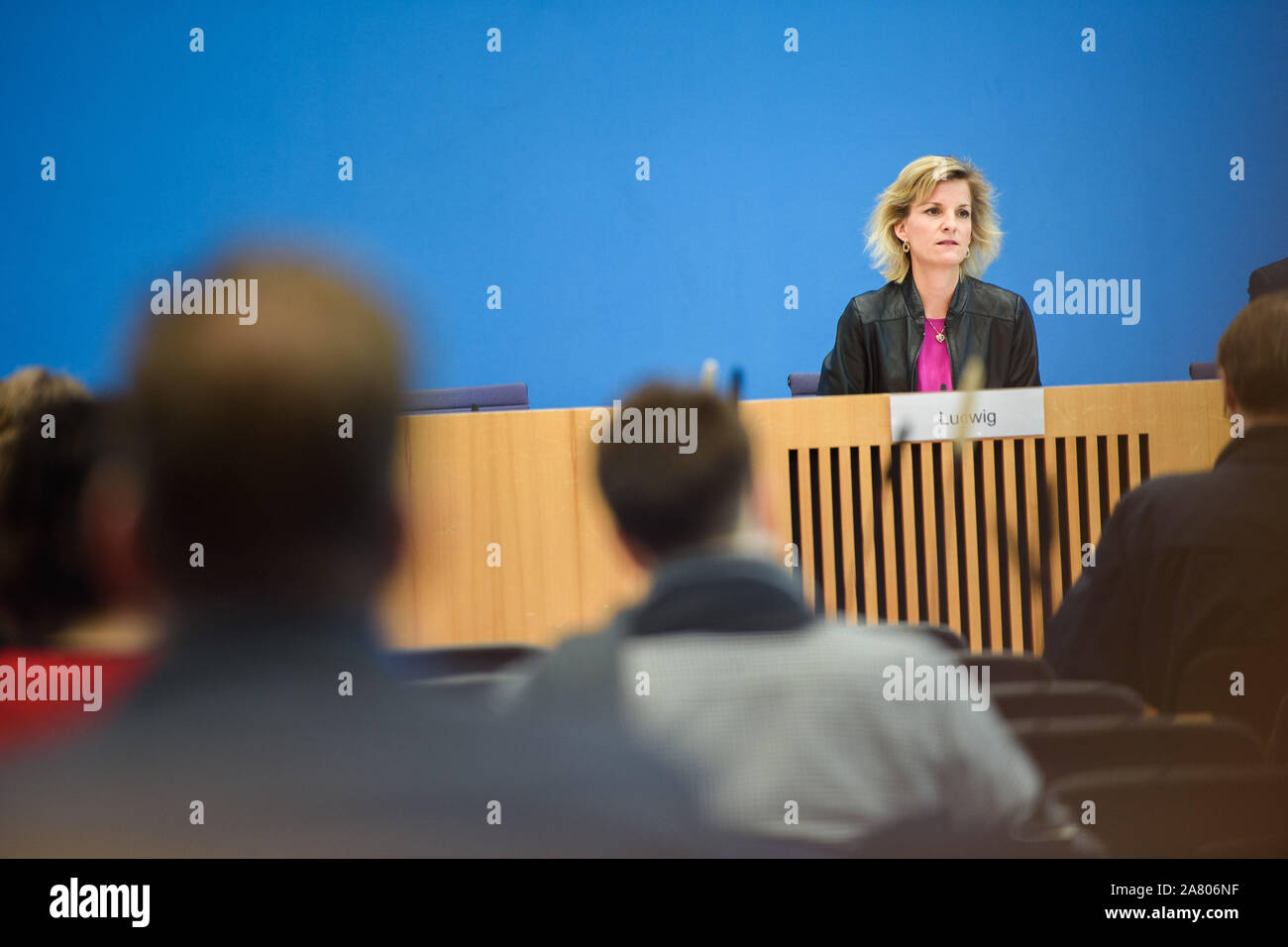 05 novembre 2019, Berlin : Daniela Ludwig (CSU), le commissaire du gouvernement fédéral en matière de drogues, prendra la parole lors de la présentation du gouvernement fédéral en matière de drogues et des toxicomanies Rapport à la maison de la conférence de presse. Photo : Gregor Fischer/dpa Banque D'Images