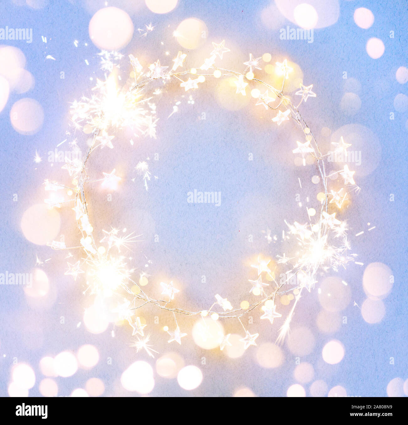 Vacances de Noël Résumé fond clair. Christmas garland phares sur fond bleu. Cadre Bandeau en toile de fond. Nouvelle année Hiver art design, Noël Banque D'Images