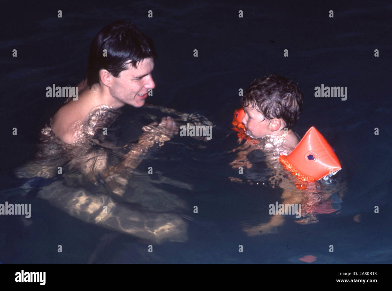 Stuart Adamson,la chanteuse du groupe de rock écossais grand pays de natation avec son fils Julien à l'hôtel Holiday Inn de Sloane Street, Londres SW1 Banque D'Images