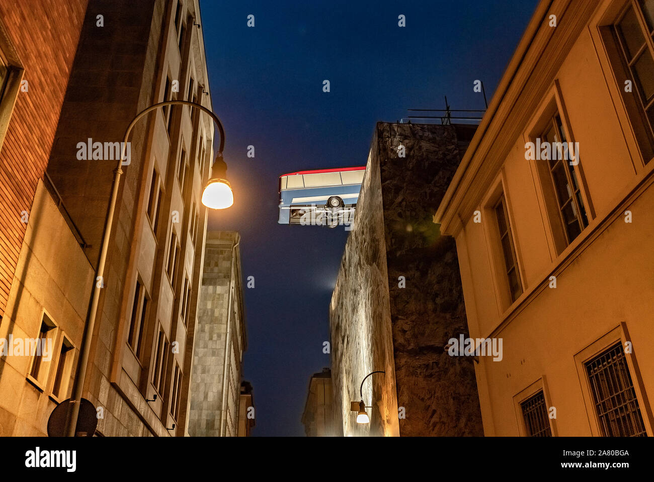 Italie Piémont Turin Via Lascaris - Autobus sospeso sul tetto di un palazzoThe - Travail italien Opera Art 'Attendez une minute… Les gars j'ai une très bonne idée", l'installation artistique par le sculpteur anglais Richard Wilson placé sur la terrasse au cinquième étage de l'Hôtel Domus Banque D'Images