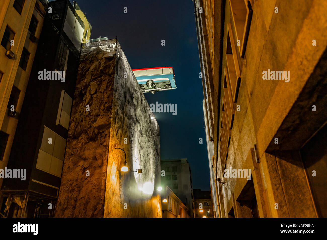 Italie Piémont Turin Via Lascaris - Autobus sospeso sul tetto di un palazzoThe - Travail italien Opera Art 'Attendez une minute… Les gars j'ai une très bonne idée", l'installation artistique par le sculpteur anglais Richard Wilson placé sur la terrasse au cinquième étage de l'Hôtel Domus Banque D'Images