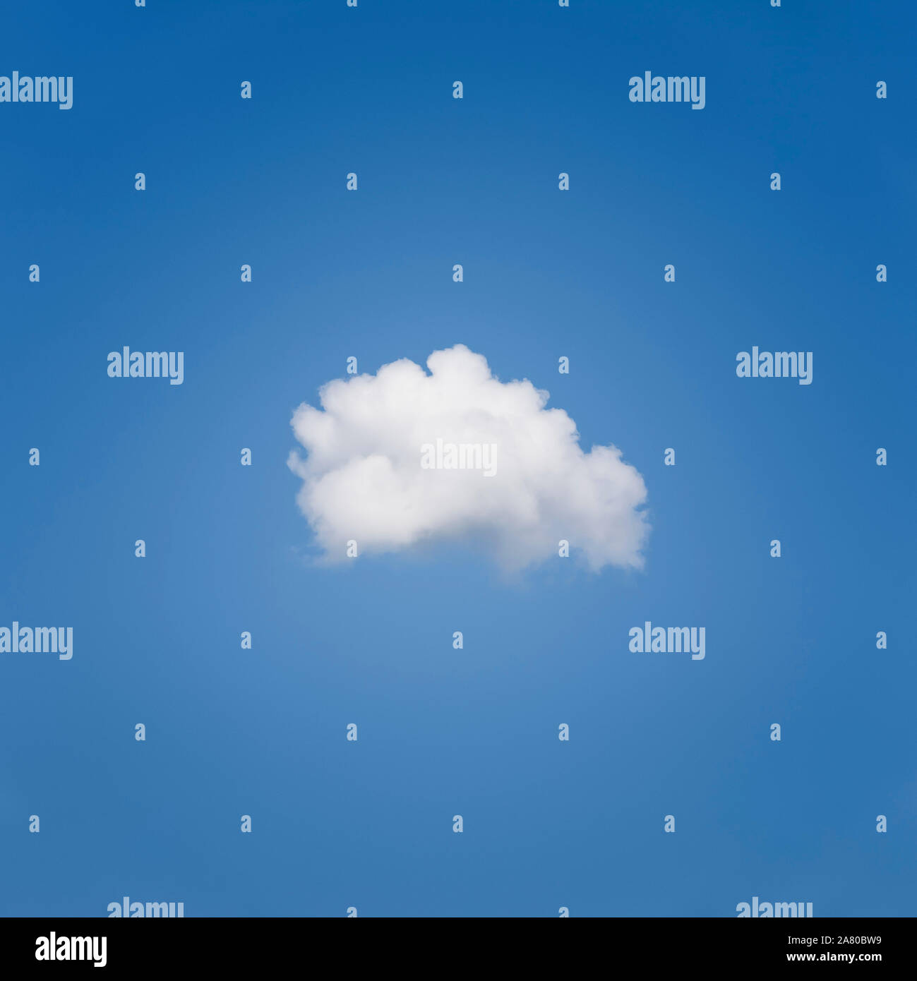 Les petits cumulus blanc contre un ciel bleu clair. Banque D'Images