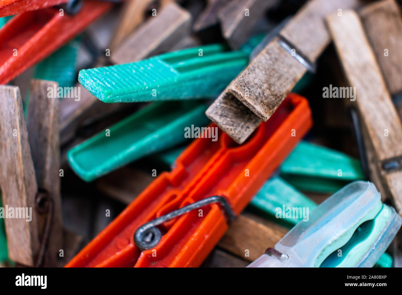 Une pile de vieux vraiment clithespin Banque D'Images