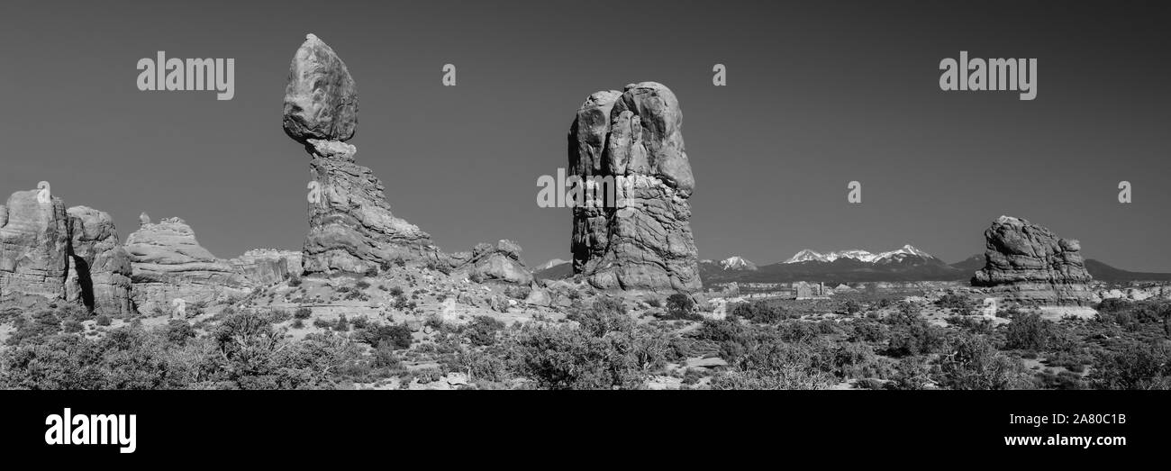 Balanced Rock Desert Panorama dans Arches National Park avec Montagnes La Sal dans l'arrière-plan noir et blanc Banque D'Images