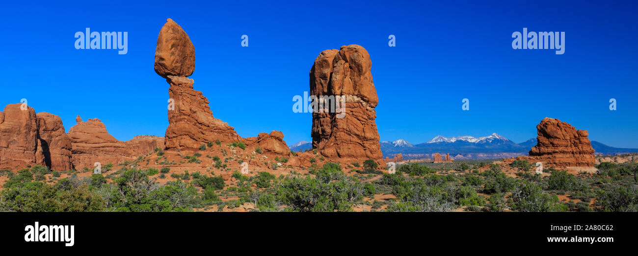 Balanced Rock Desert Panorama dans Arches National Park avec Montagnes La Sal dans l'arrière-plan Banque D'Images