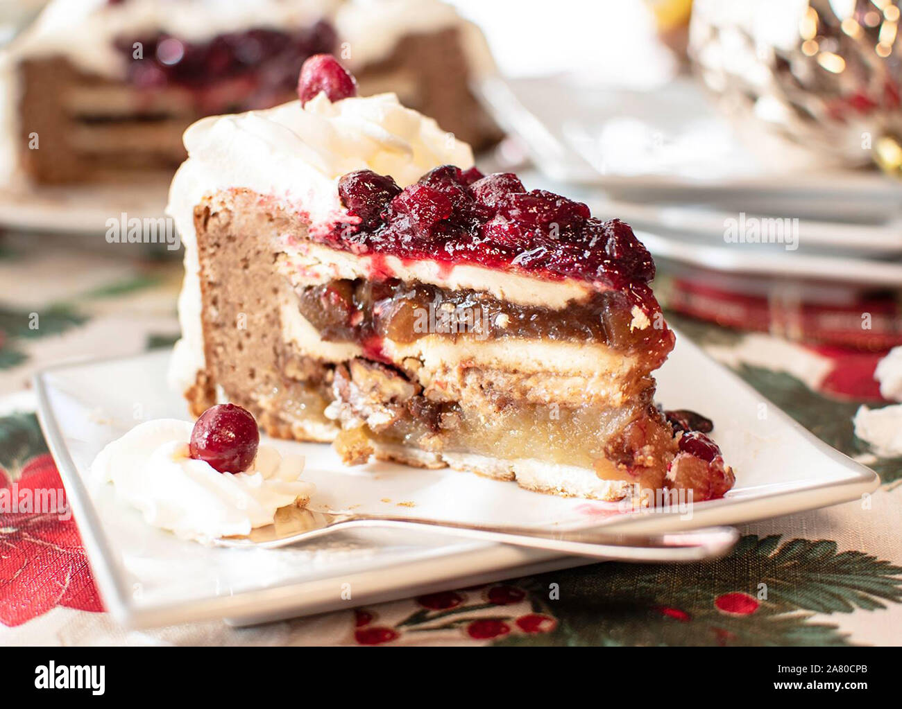 Piecaken- Noël citrouille et tartes aux pommes cuites dans un gâteau aux épices, garni de sauce aux canneberges Banque D'Images