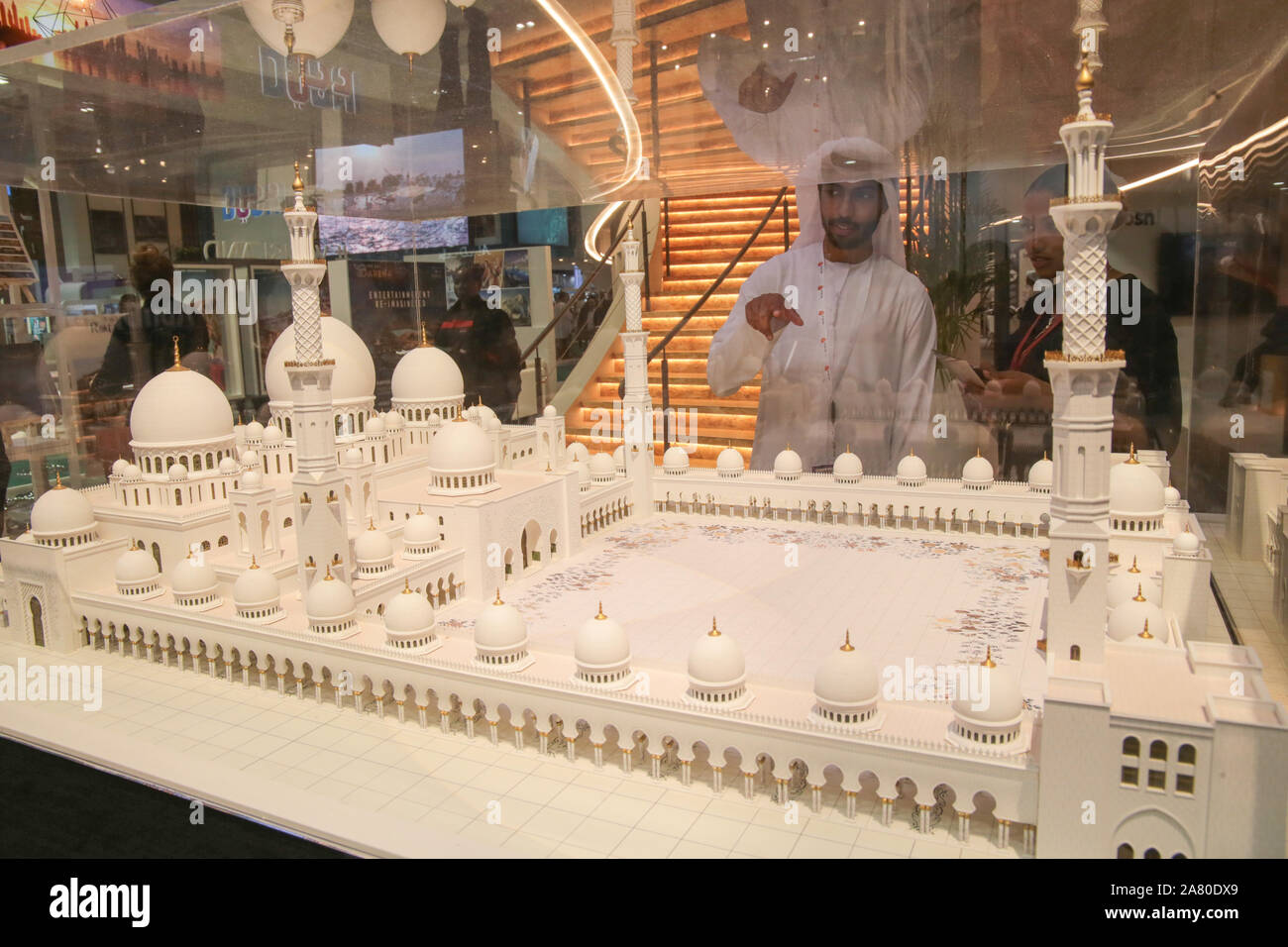 Londres, Royaume-Uni. 05Th Nov, 2019. Une maquette de la Grande Mosquée de UAE montrant leur riche patrimoine culturel et costumes traditionnels au World Travel Market à Londres Excel qui regroupe 51 000 professionnels de l'industrie touristique mondiale sous un même toit pour trouver de nouveaux contacts, de discuter d'affaires pour l'année prochaine, et de partager des connaissances pour déplacer l'industrie, Crédit : Paul/Quezada-Neiman Alamy Live News Banque D'Images