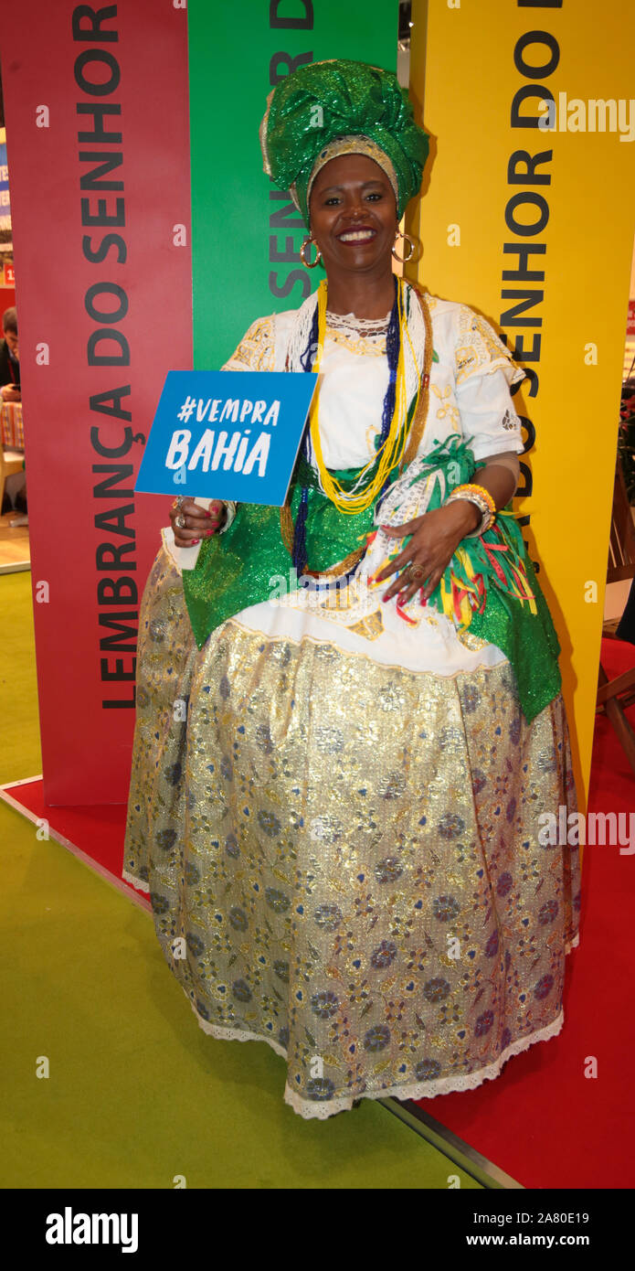 London UK 05 novembre 2019 une tradition costume de Bahia, Brasil,montrant leur riche patrimoine culturel et costumes traditionnels au World Travel Market à Londres Excel qui regroupe 51 000 professionnels de l'industrie touristique mondiale sous un même toit pour trouver de nouveaux contacts, de discuter d'affaires pour l'année prochaine, et de partager des connaissances pour déplacer l'industrie,Paul/Quezada-Neiman Alamy Live News Banque D'Images