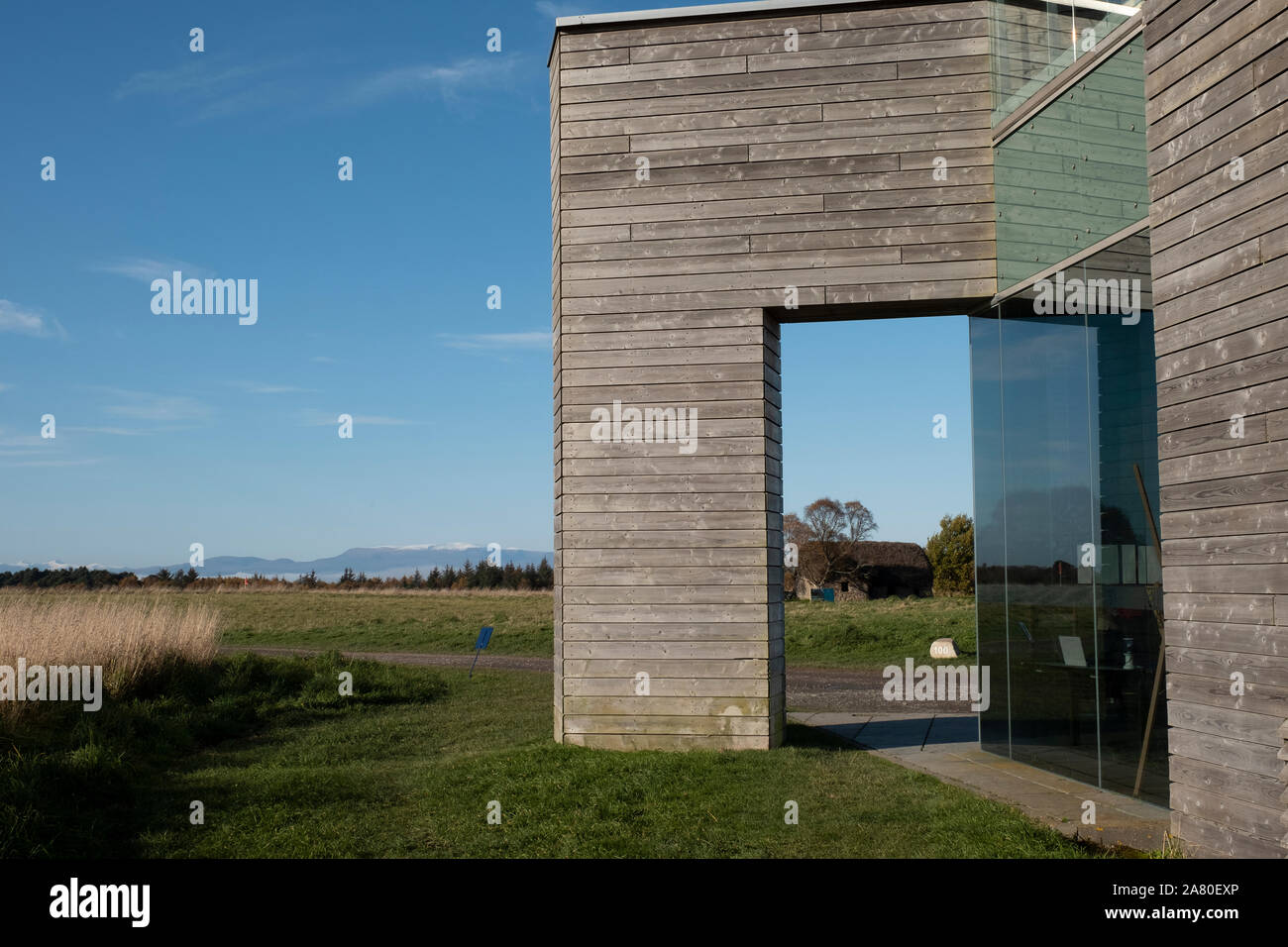 L'article de le Culloden Moor visitor centre avec Leanach cottage dans l'arrière-plan, le site est géré par le National Trust for Scotland. Banque D'Images