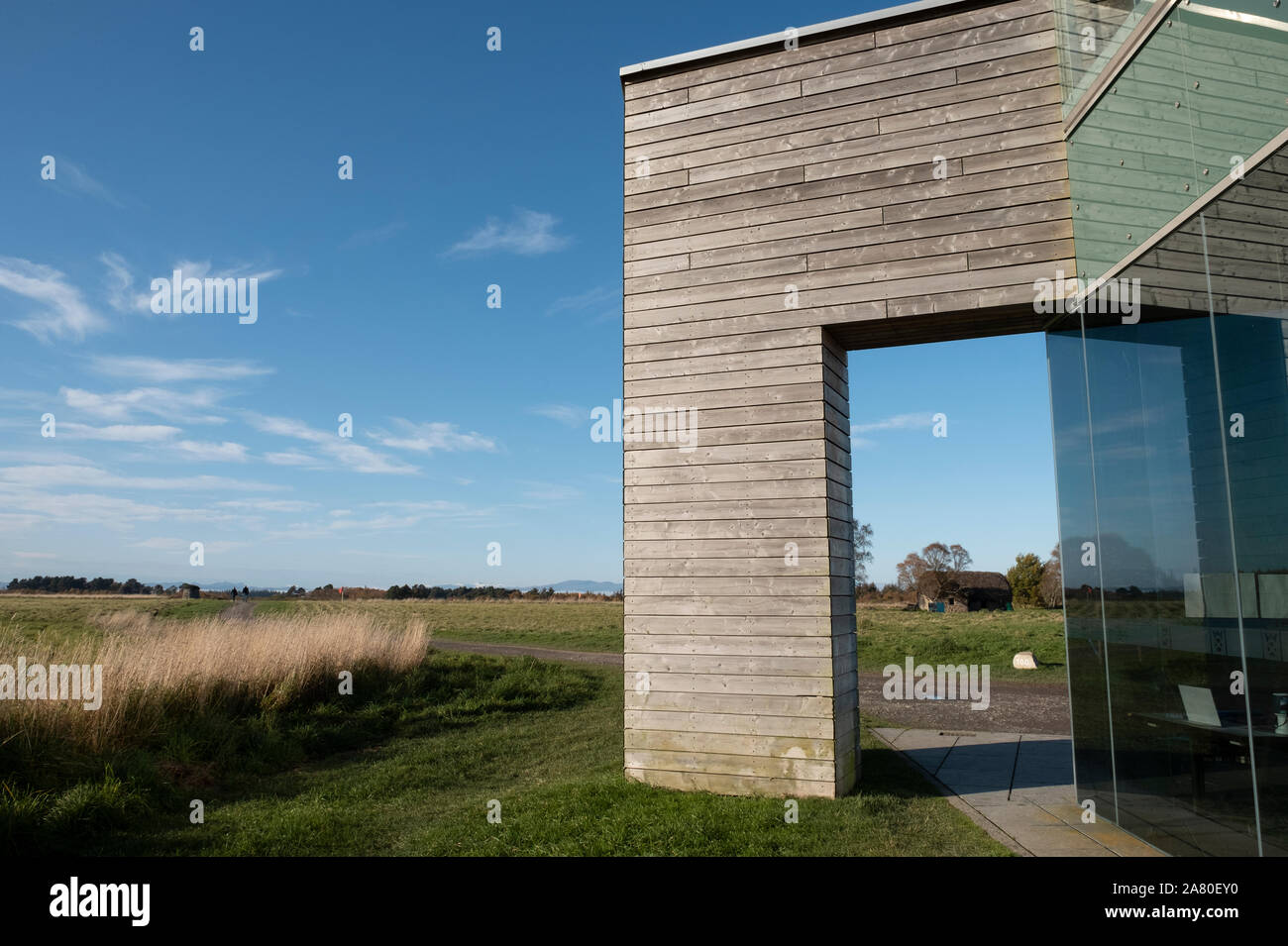 L'article de le Culloden Moor visitor centre avec Leanach cottage dans l'arrière-plan, le site est géré par le National Trust for Scotland. Banque D'Images