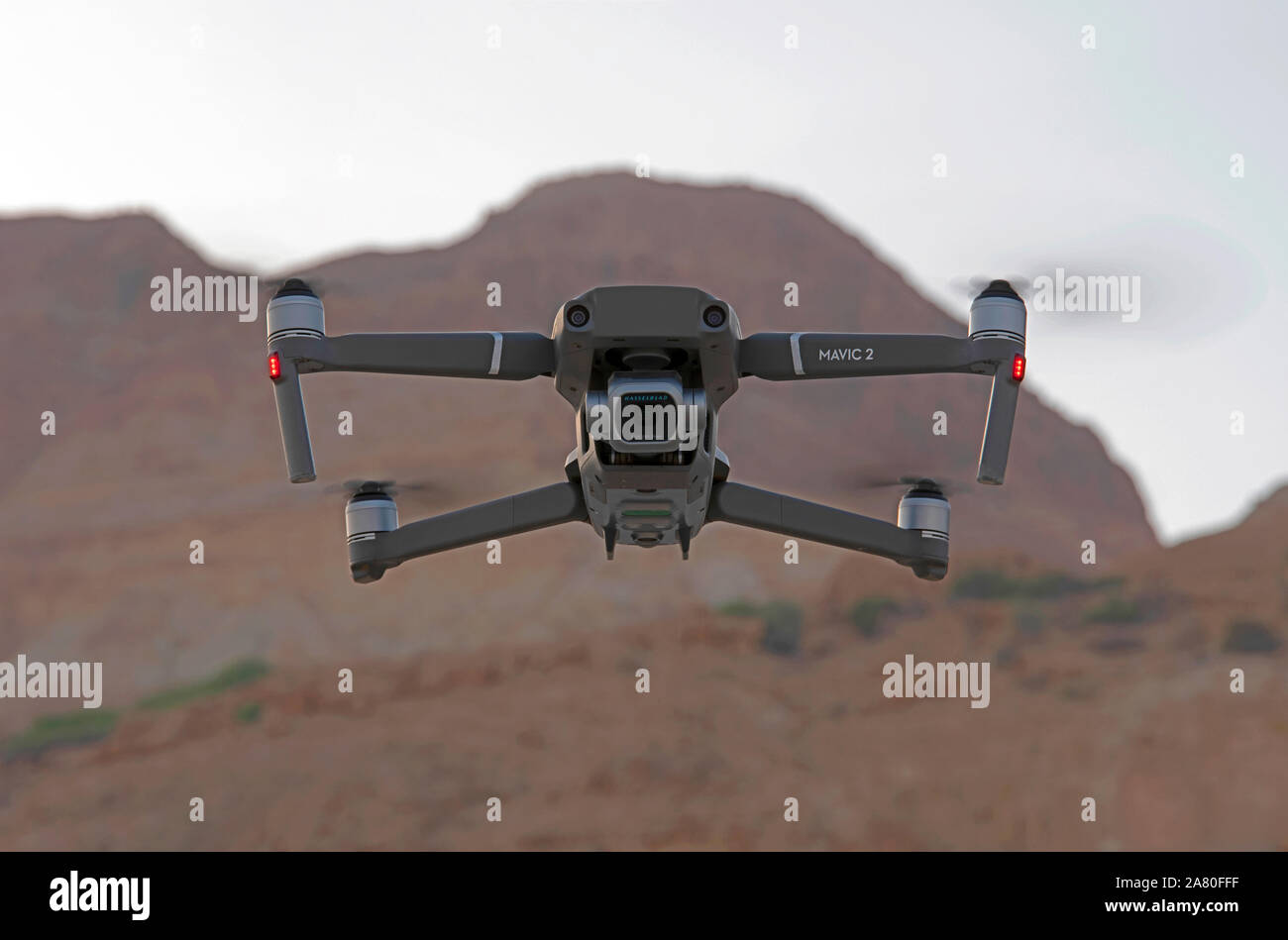 Télécommande Quadrocopter, drone, avec appareil photo Hasselblad espionnage sur le spectateur Banque D'Images