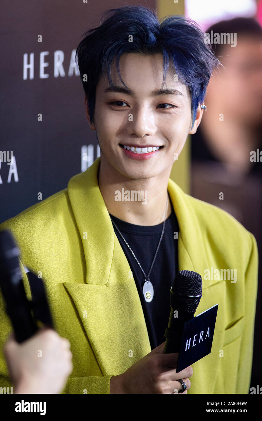 Li Zhenning de Chinese boy band UNINE assiste à un événement promotionnel par marque de cosmétiques HERA à Nanjing City, province de Jiangsu est le 4 novembre Banque D'Images