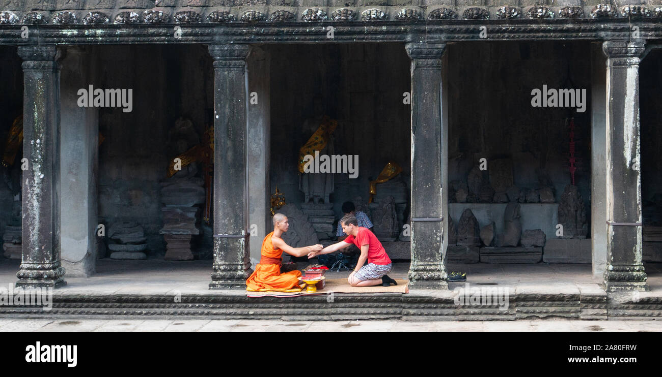 Siem Reap, Cambodge - 17 juin 2018 : le moine bouddhiste bénédiction le tourisme à Angkor Wat temple Banque D'Images