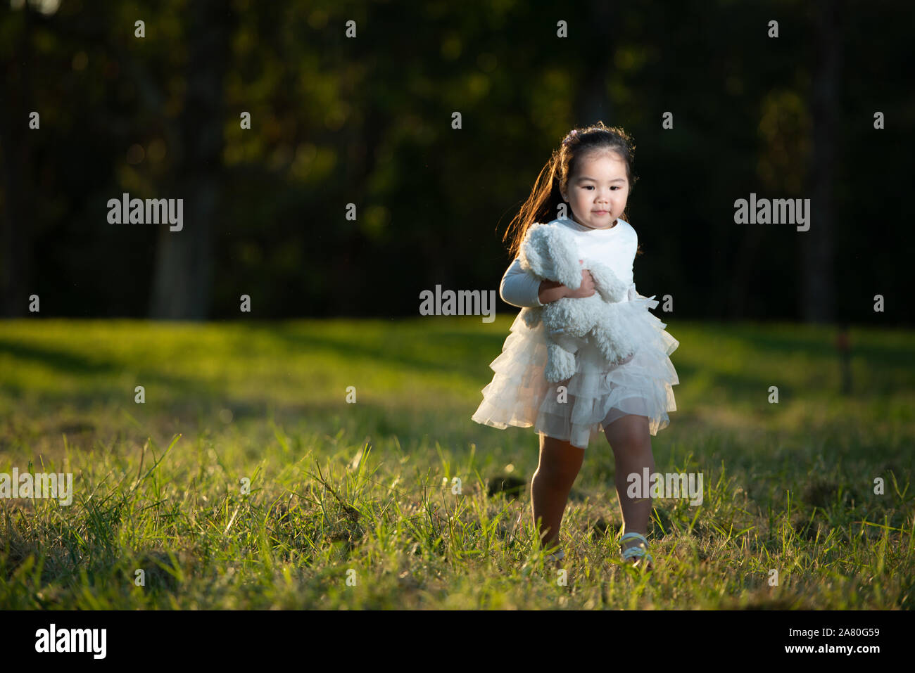 Smiling Little Cute Enfant Bébé fille robe légère en marche à pied Banque D'Images