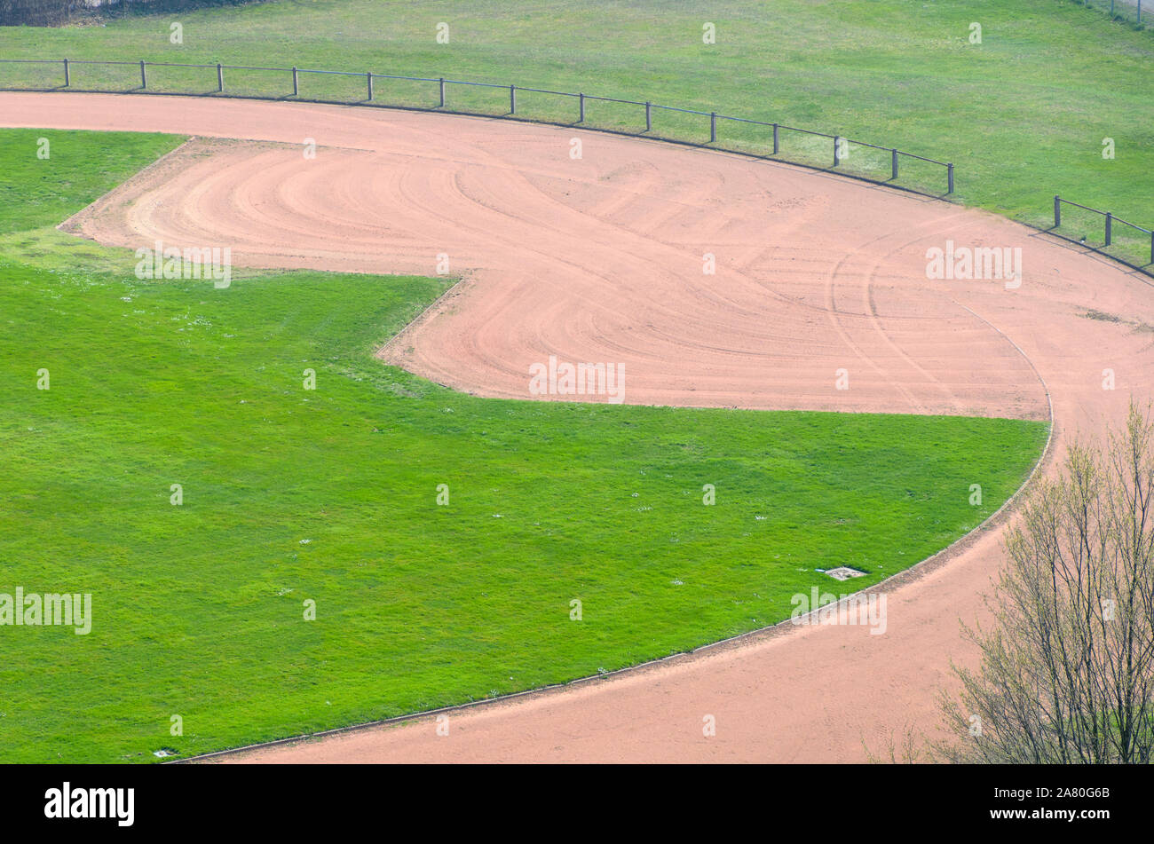 Sports de plein air ou ovale stade avec piste de gravier pour la formation ou les races niché dans des pelouses dans un elevated view Banque D'Images