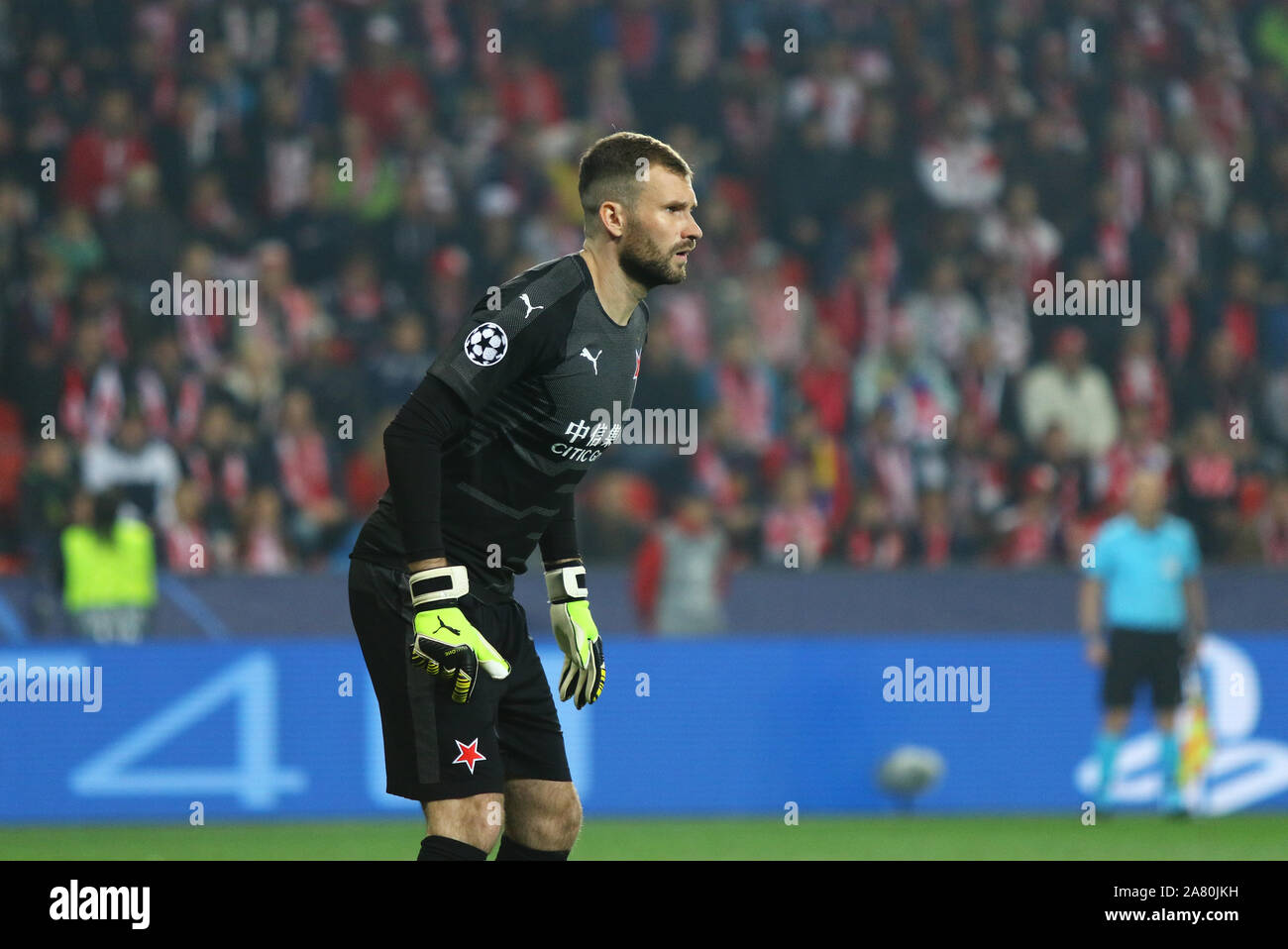 PRAGUE, RÉPUBLIQUE TCHÈQUE - le 23 octobre 2019 : gardien Ondrej Kolar de Slavia Praha en action lors de la Ligue des Champions match contre Barcelone à Eden Arena à Prague. Kolar manqué deux. Slavia perdu 1-2 Banque D'Images