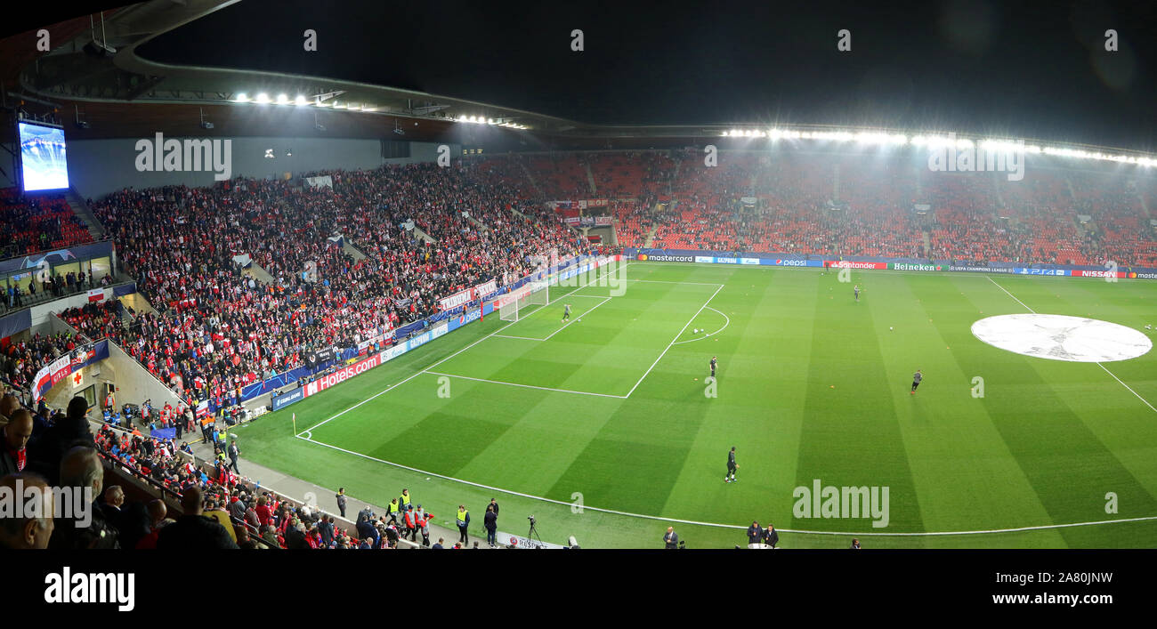 PRAGUE, RÉPUBLIQUE TCHÈQUE - le 23 octobre 2019 - Vue panoramique de l'Eden Arena à Prague au cours de l'UEFA Champions League match Slavia Praha v Barcelone. Aussi connu comme Sinobo Stadium. 19370 personnes Capacité Banque D'Images