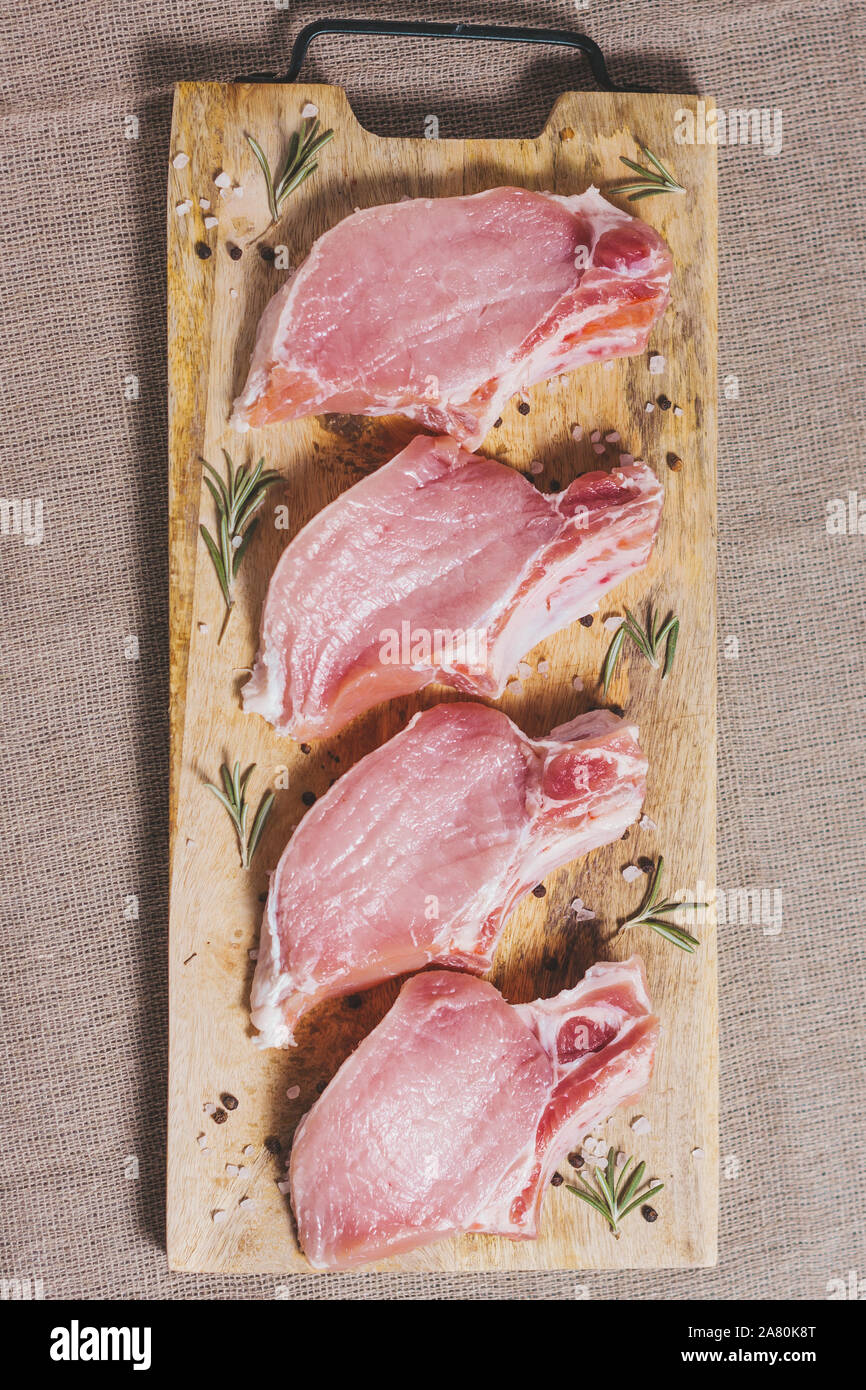Carré de porc sur un os se trouve réduit à un conseil Banque D'Images
