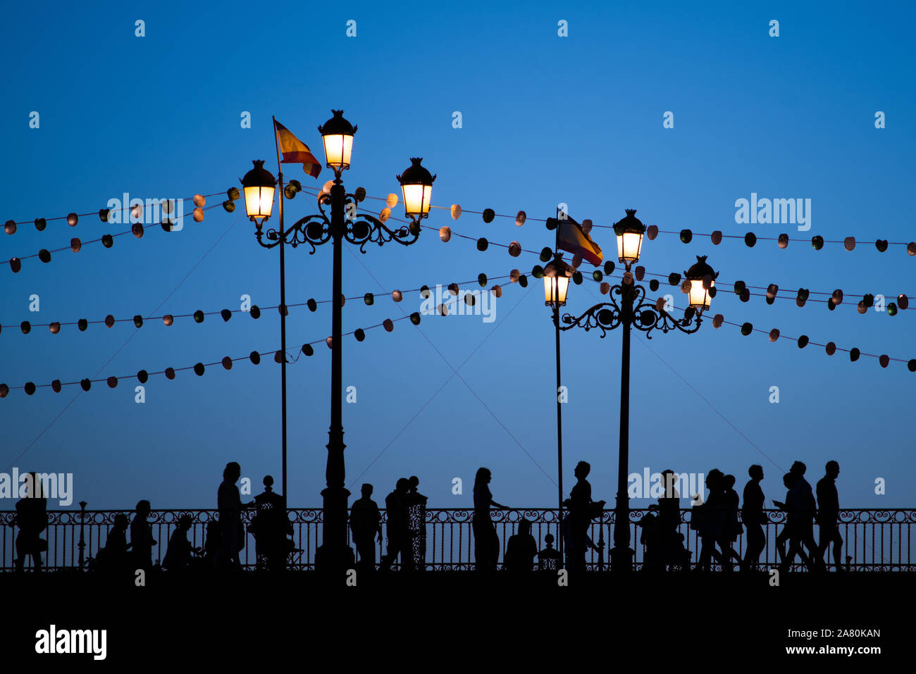 Les gens sur le pont Triana pendant le festival Vela, Séville, Espagne Banque D'Images