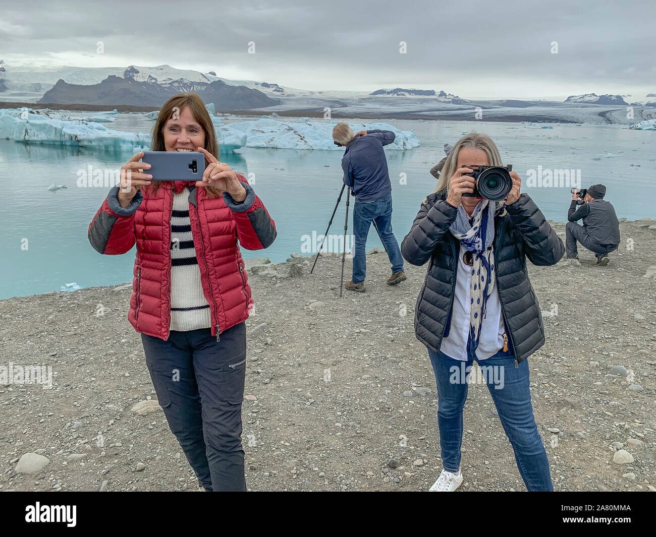 Les touristes de prendre des photos, Jokulsarlon Glacial Lagoon, parc national du Vatnajökull, l'Islande, Site du patrimoine mondial de l'Unesco. Banque D'Images