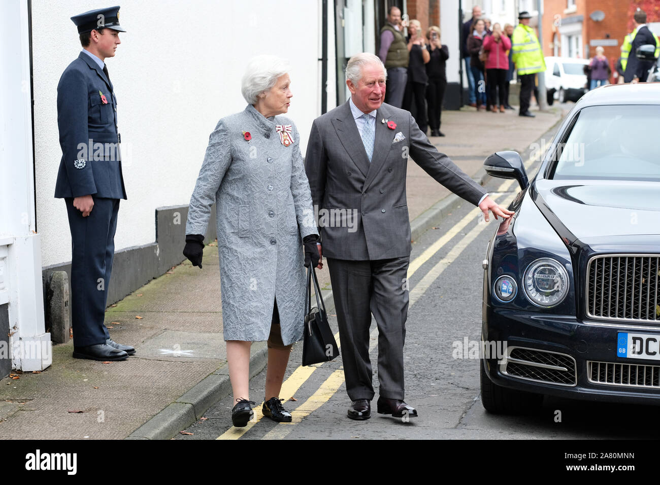 Ross-on-Wye, Herefordshire, UK - Mardi 5 novembre 2019 - Son Altesse Royale le Prince de Galles arrive à Ross-on-Wye pour lancer le Gilpin 2020 Festival qui célèbre le rôle de la ville comme le lieu de naissance du tourisme britannique. Le Prince est vu avec Dame, Darnley Lord-Lieutenant de Sa Majesté pour l'Herefordshire. . Photo Steven Mai / Alamy Live News Banque D'Images