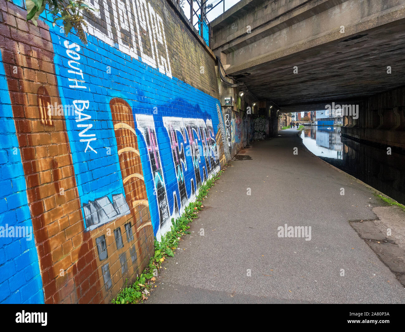 Leeds et Liverpool Canal passe sous le chemin de fer sur le chemin du grenier à quai à Leeds West Yorkshire Angleterre Banque D'Images