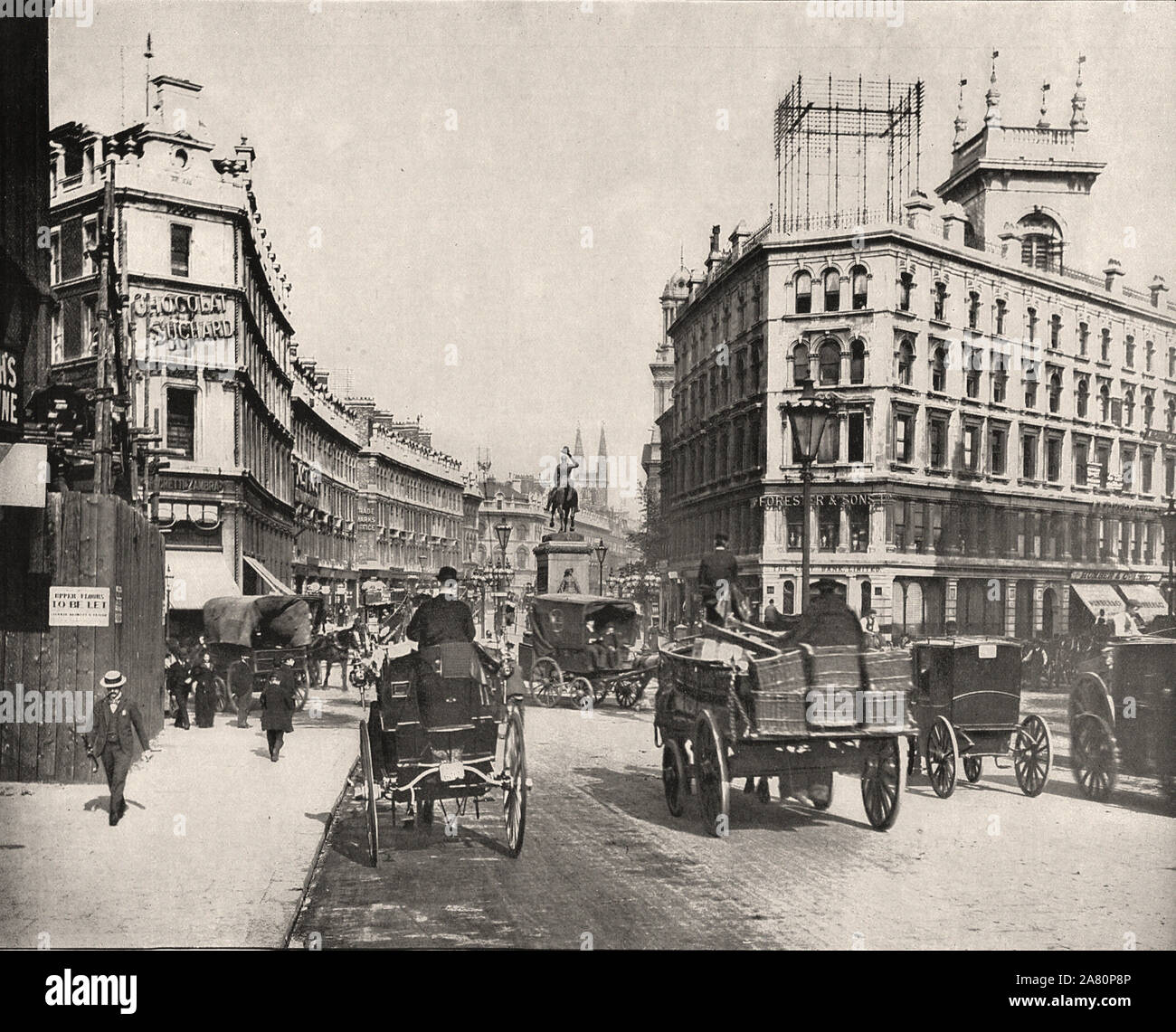 À partir de 'l'album descriptif de Londres' par George H Birch 1896 - du texte extrait : ' HOLBORN CIRCUS ET VIADUC.-H01né Circus est la résiliation de Holborn, qui est une continuation de Oxford Street. Holborn Viaduct, qui est construit principalement de fer, a été conçu par Haywood, et terminé dans l'un)bject de sa construction était d'alléger l'énorme quantité de trafic entre Oxford Street et de la City. Il s'étend de Newgate à Hatton Garden, une longueur de 465 mètres, et il a une largeur de 27 mètres. Il a un effet très fin, en partie grâce à sa forme incurvée. Rangées de bâtiments d'une conception uniforme sur Banque D'Images