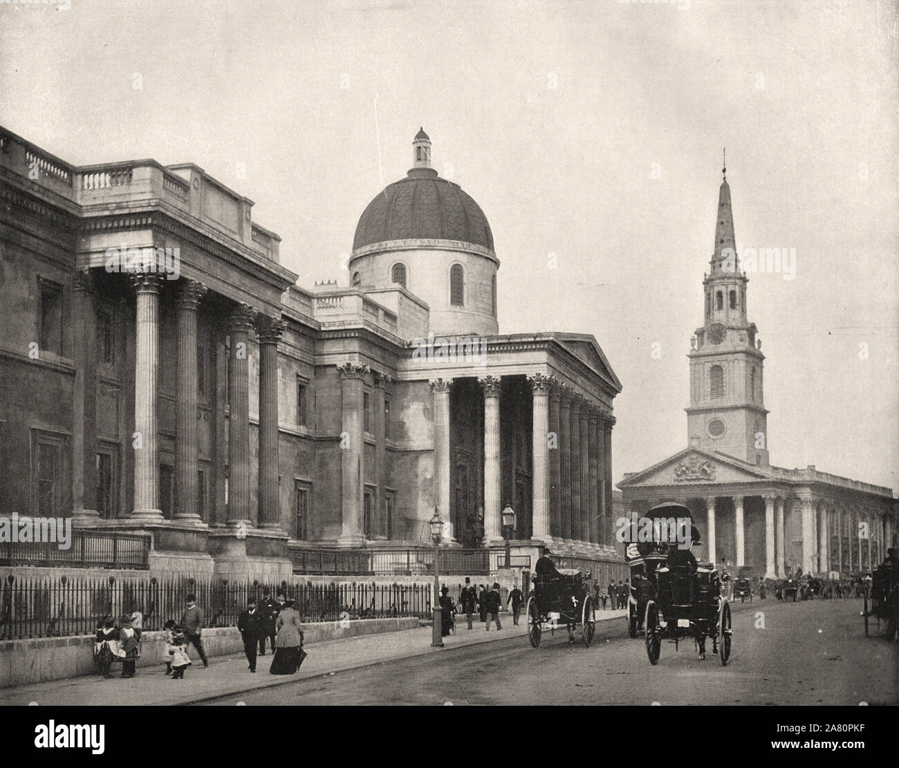 À partir de 'l'album descriptif de Londres' par George H Birch 1896 - du texte extrait : ' LE NATIONAL GALLERV.-La Galerie nationale a été créée par le Parlement en 1824, et ouvert au public en 1838, une subvention de 160 000 d'être votés à cette fin. En 1860, on a jugé nécessaire d'agrandir le bâtiment, et de nouveau en 1876 et 1887 ; l'entrée principale a également été beaucoup amélioré. Il est situé à Trafalgar Square, a une façade de 460 pieds de long, et est dans le style grec, conçu par Wilkins. Le nouveau Musée national du portrait jouxte la Galerie nationale avec une façade en direction de Charing Cross Road. Banque D'Images