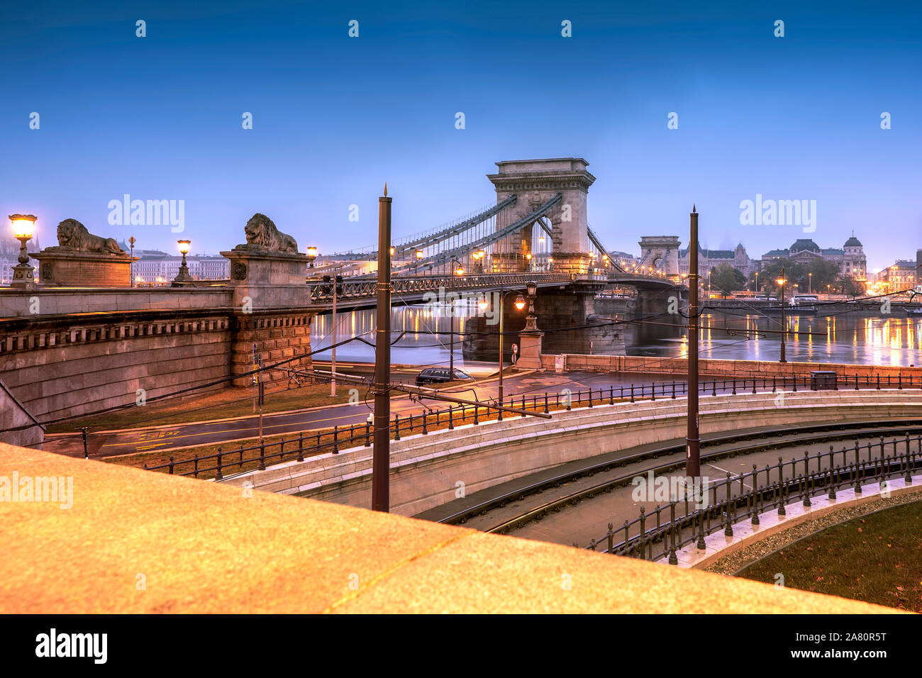 Pont des Chaînes tôt le matin. Rues vides, Misty automne mweather, rails du tramway et d'un trottoir Banque D'Images