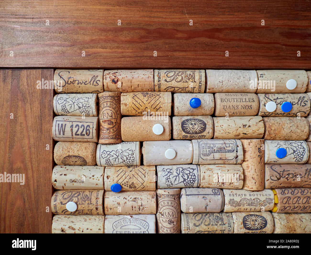Un panneau de liège fabriqué à partir de vieux vin bouchons dans un cadre en bois avec wihite bleu et broches. Banque D'Images