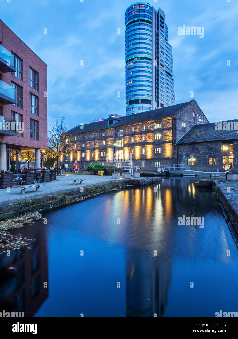 Entrepôt Canal Bridgwater abd Place reflète dans le canal de Leeds et Liverpool au crépuscule Grenier Wharf Leeds West Yorkshire Angleterre Banque D'Images