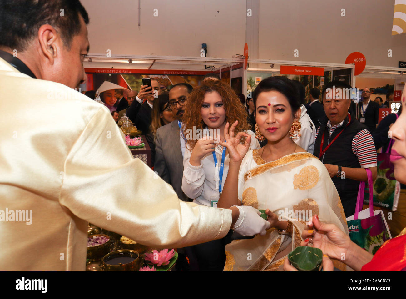 Londres, Royaume-Uni. 05 novembre 2019. Une dame en sari traditionnel indien tente un "Kleb iang Bua - Lotus Petal Wrap' à la position de la Thaïlande. World Travel Market ouvre ses portes aux professionnels de l'industrie voyage au centre ExCel de Londres du 4 - 6 novembre 2019. L'événement, qui en est à sa 40e année, génère plus de £3 milliards de contrats de l'industrie du voyage avec plus de 50 000 personnes étaient présentes. © Elsie Kibue / Alamy Live News Banque D'Images