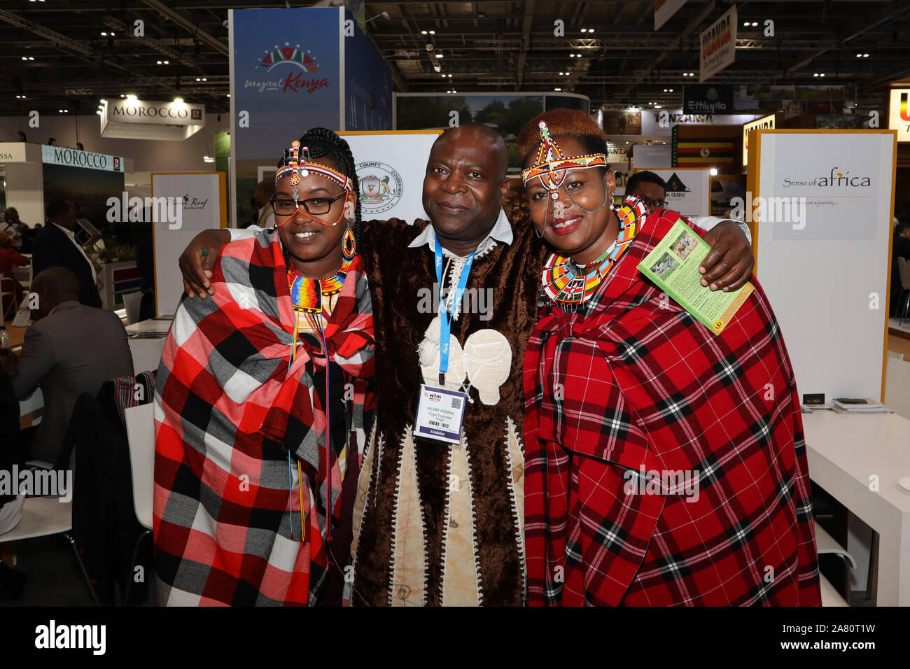 Londres, Royaume-Uni. 05 novembre 2019. Mesdames vêtus de tenues de Samburu au Kenya. World Travel Market ouvre ses portes aux professionnels de l'industrie voyage au centre ExCel de Londres du 4 - 6 novembre 2019. L'événement, qui en est à sa 40e année, génère plus de £3 milliards de contrats de l'industrie du voyage avec plus de 50 000 personnes étaient présentes. © Elsie Kibue / Alamy Live News Banque D'Images