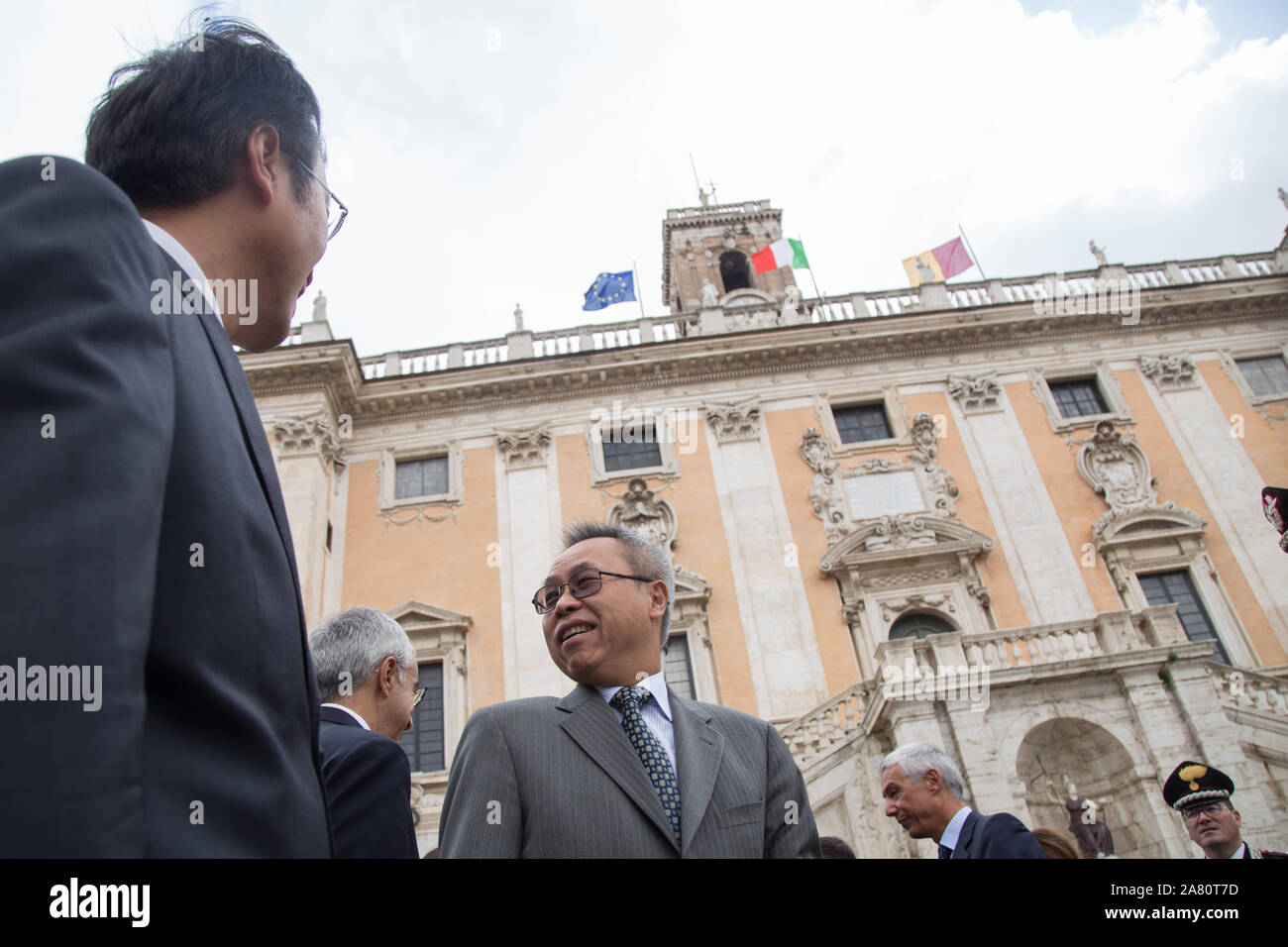 Roma, Italie. 05Th Nov, 2019. L'ambassadeur chinois en Italie Li Junhua cérémonie sur la Piazza del Campidoglio à Rome des patrouilles conjointes entre la police italienne et des officiers de police chinois (photo de Matteo Nardone/Pacific Press) Credit : Pacific Press Agency/Alamy Live News Banque D'Images