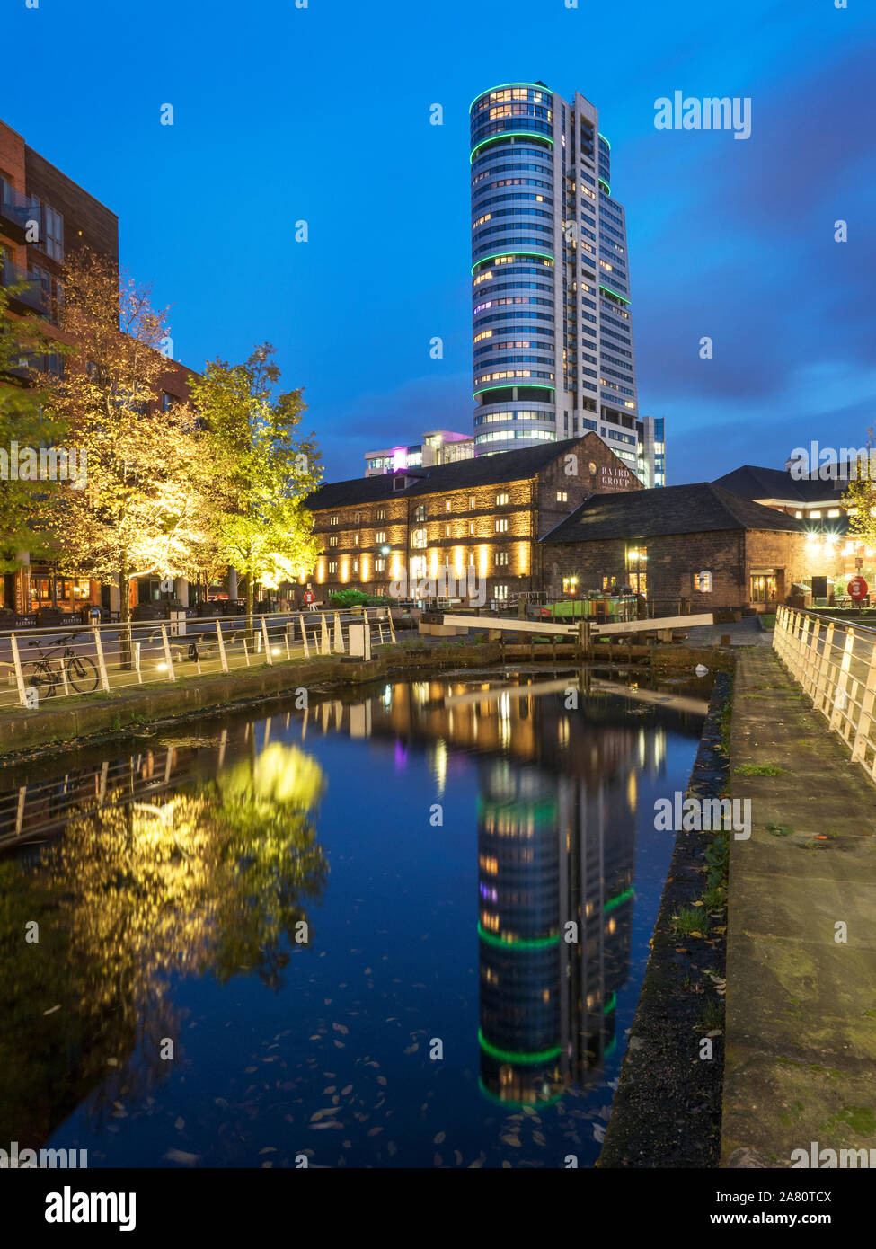 Lieu de Bridgwater reflétée dans le bassin du Canal à Granry Wharf au crépuscule Leeds West Yorkshire Angleterre Banque D'Images