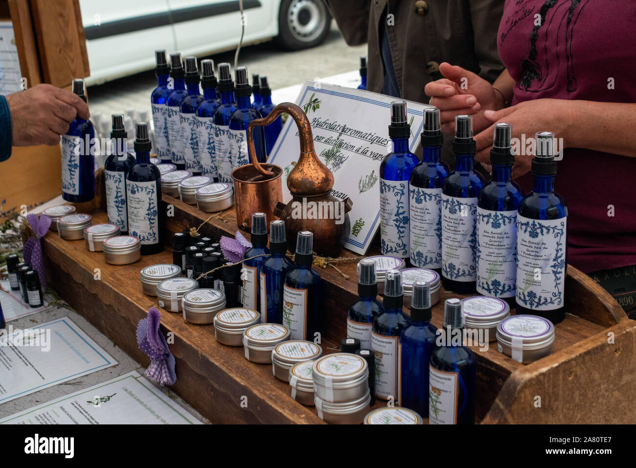 Cosmétiques biologiques fabriqués à partir de la lavande vendu sur un marché de rue à Boulogne France Banque D'Images