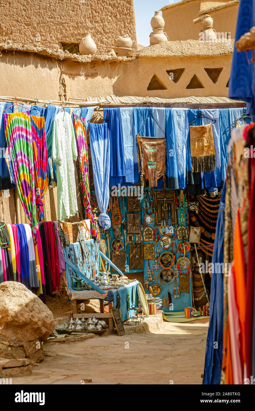 Boutique de souvenirs et d'chilabas à la Kasbah Ait Ben Haddou à Ouarzazate, Maroc Octobre 2019 Banque D'Images