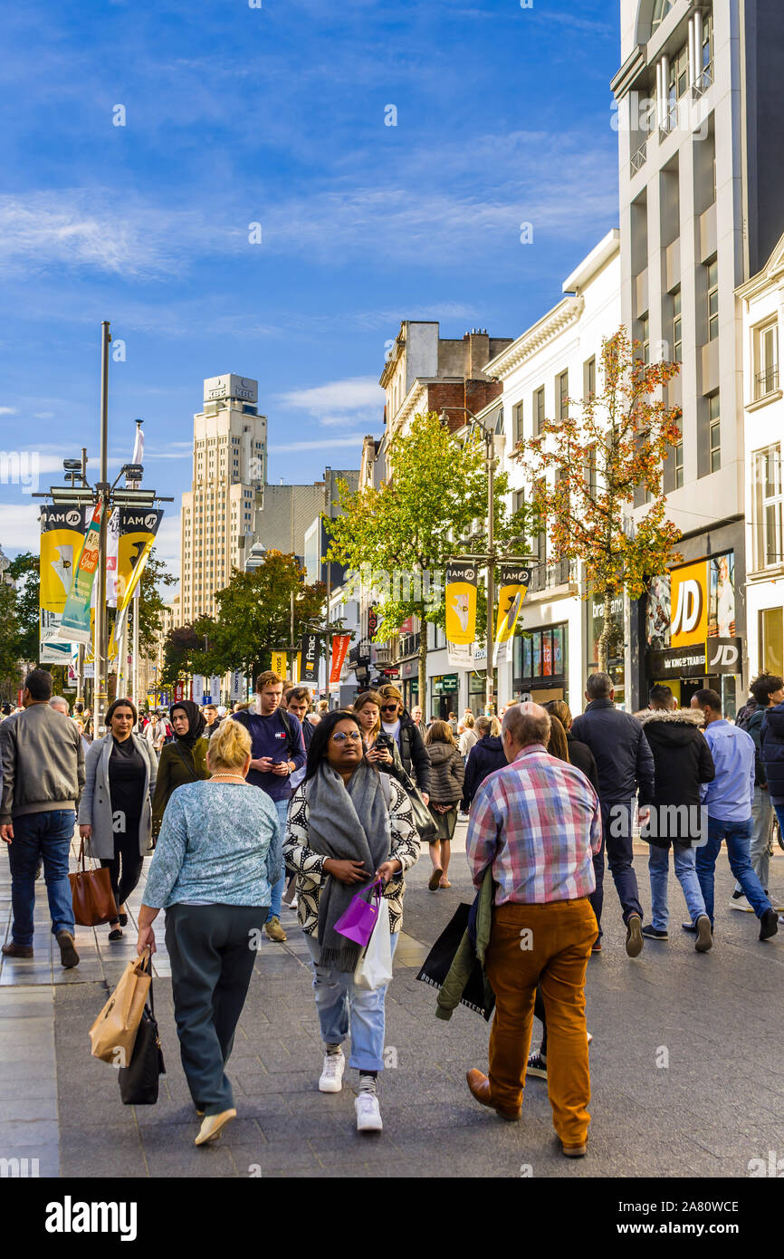 Week-end shoppers sur le Meir (rue principale), Anvers, Belgique. Banque D'Images