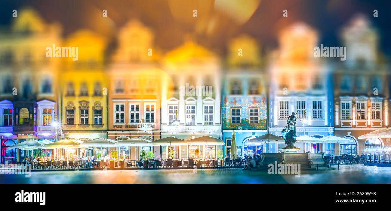 Vision artistique de la vieille ville de Poznan / Pologne, Tilt Shift - blur, correctifs et des stries de lumières colorées. Photo de nuit. Banque D'Images