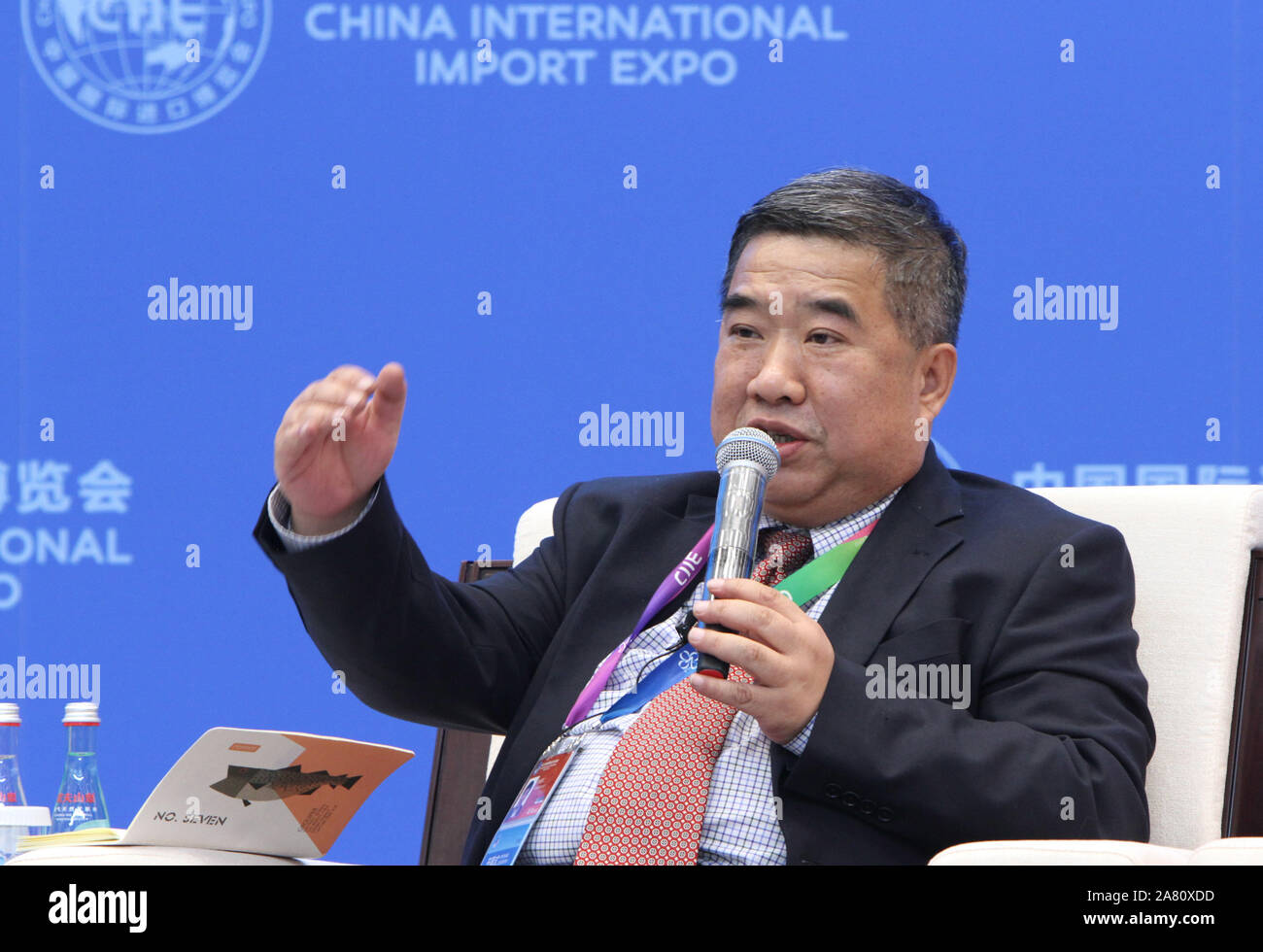 (191105) -- SHANGHAI, le 5 novembre 2019 (Xinhua) -- Lin Guijun, directeur exécutif de l'Académie de Chine Économie ouverte Studies de l'Université de International Business and Economics (UIBE), traite de la session parallèle "l'ouverture, la réglementation et l'environnement des entreprises" du deuxième Forum économique international de Hongqiao de Shanghai, la Chine orientale, le 5 novembre 2019. (Xinhua/Fang Zhe) Banque D'Images