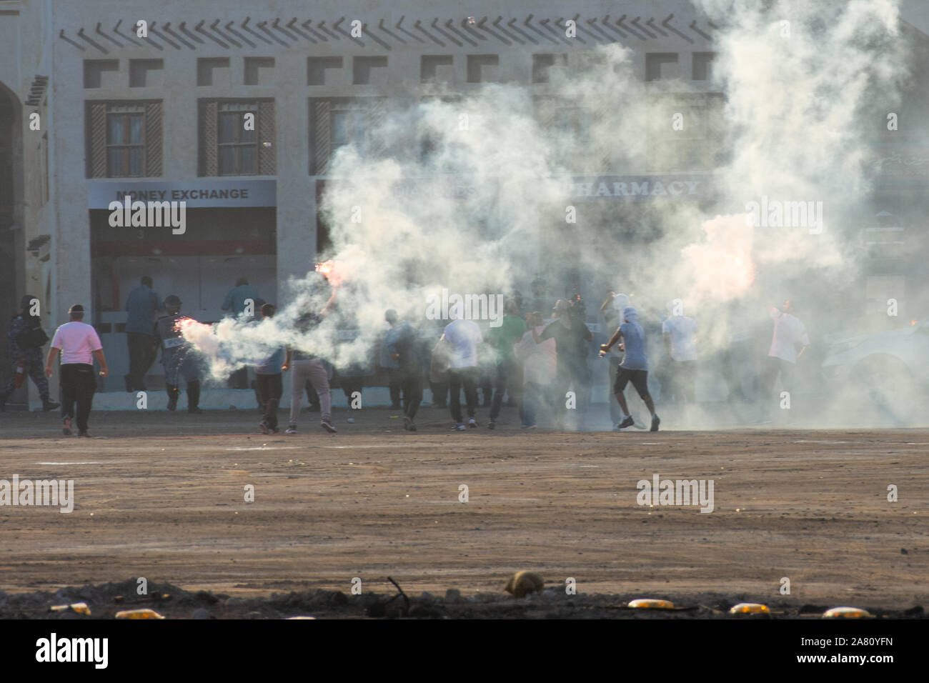 Riot police militaire réponse à une manifestation par des gaz lacrymogènes, fumée, feu, explosions. L'expression politique, l'émeute, de protestation, démonstration et militaires conc Banque D'Images