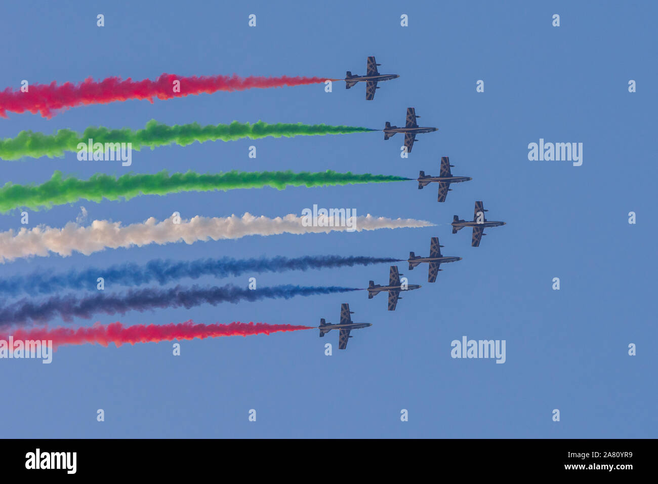 "Ras al Khaimah, Émirats Arabes Unis - 11/1/2019 : Les eau plus grand Show militaire à Marjan Island avec des avions militaires montrant le drapeau des ÉMIRATS ARABES UNIS Banque D'Images