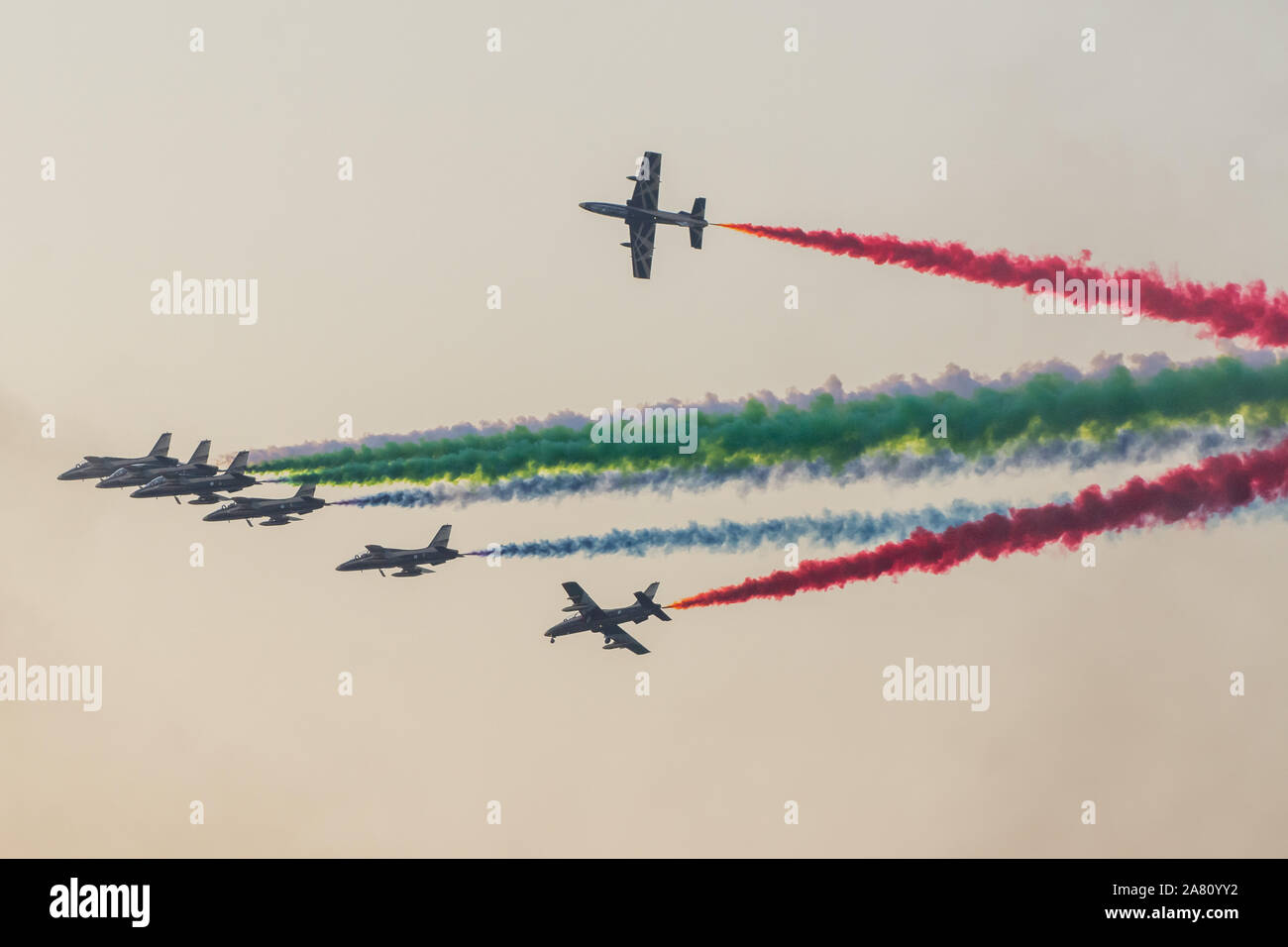 "Ras al Khaimah, Émirats Arabes Unis - 11/1/2019 : Les eau plus grand Show militaire à Marjan Island avec des avions militaires montrant le drapeau des ÉMIRATS ARABES UNIS Banque D'Images