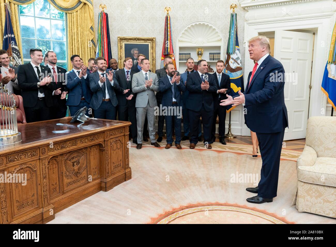 Washington, États-Unis d'Amérique. 04 novembre, 2019. Le Président américain Donald Trump applaudit les joueurs de l'équipe de baseball les Nationals de Washington au cours d'une célébration de la victoire dans le bureau ovale de la Maison Blanche le 4 novembre 2019 à Washington, DC. La Série mondiale de baseball 2019 étaient des invités de la Maison Blanche pour célébrer leur victoire. Credit : Shealah Craighead/White House Photo/Alamy Live News Banque D'Images