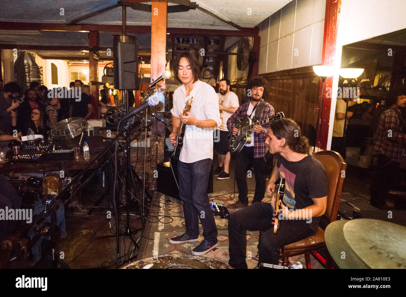 Lisbonne, Portugal : les musiciens jouent au cours d'une jam session à Anjos70 et discothèque se situe dans une ancienne usine dans le centre de Lisbonne. Banque D'Images