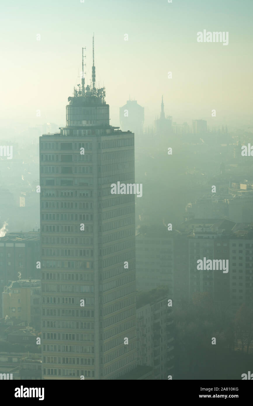 Paysage urbain avec le smog. Vue aérienne de la ville avec de l'air pollué. Banque D'Images