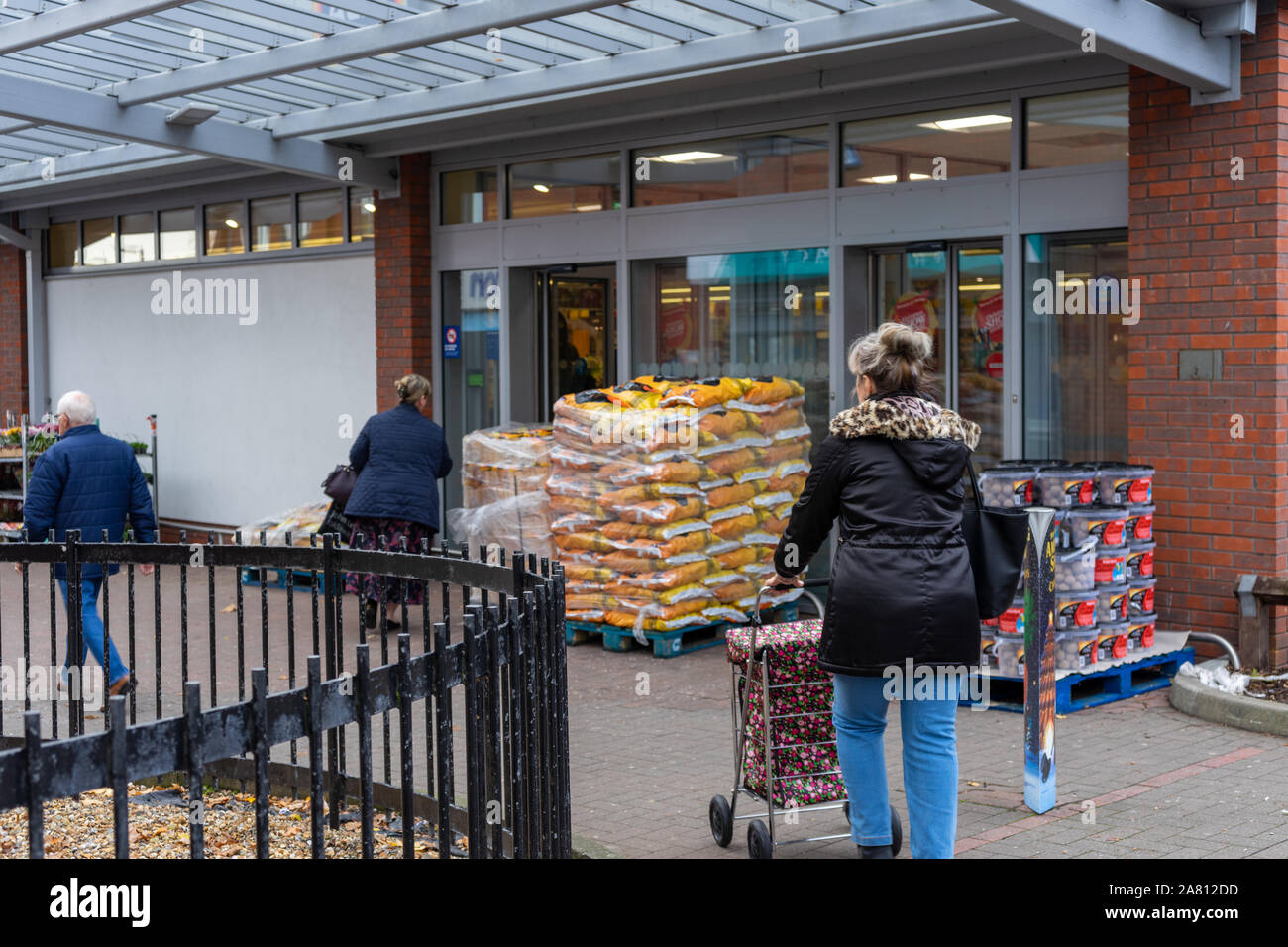 Saisie d'acheteurs l'entrée d'un supermarché Banque D'Images