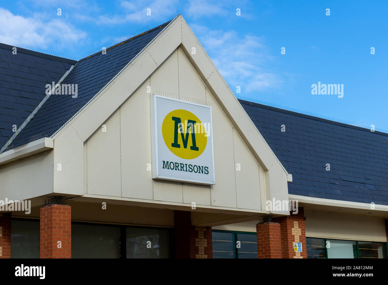 L'extérieur ou façade d'un supermarché Morrisons montrant le logo de la société ou de signer Banque D'Images